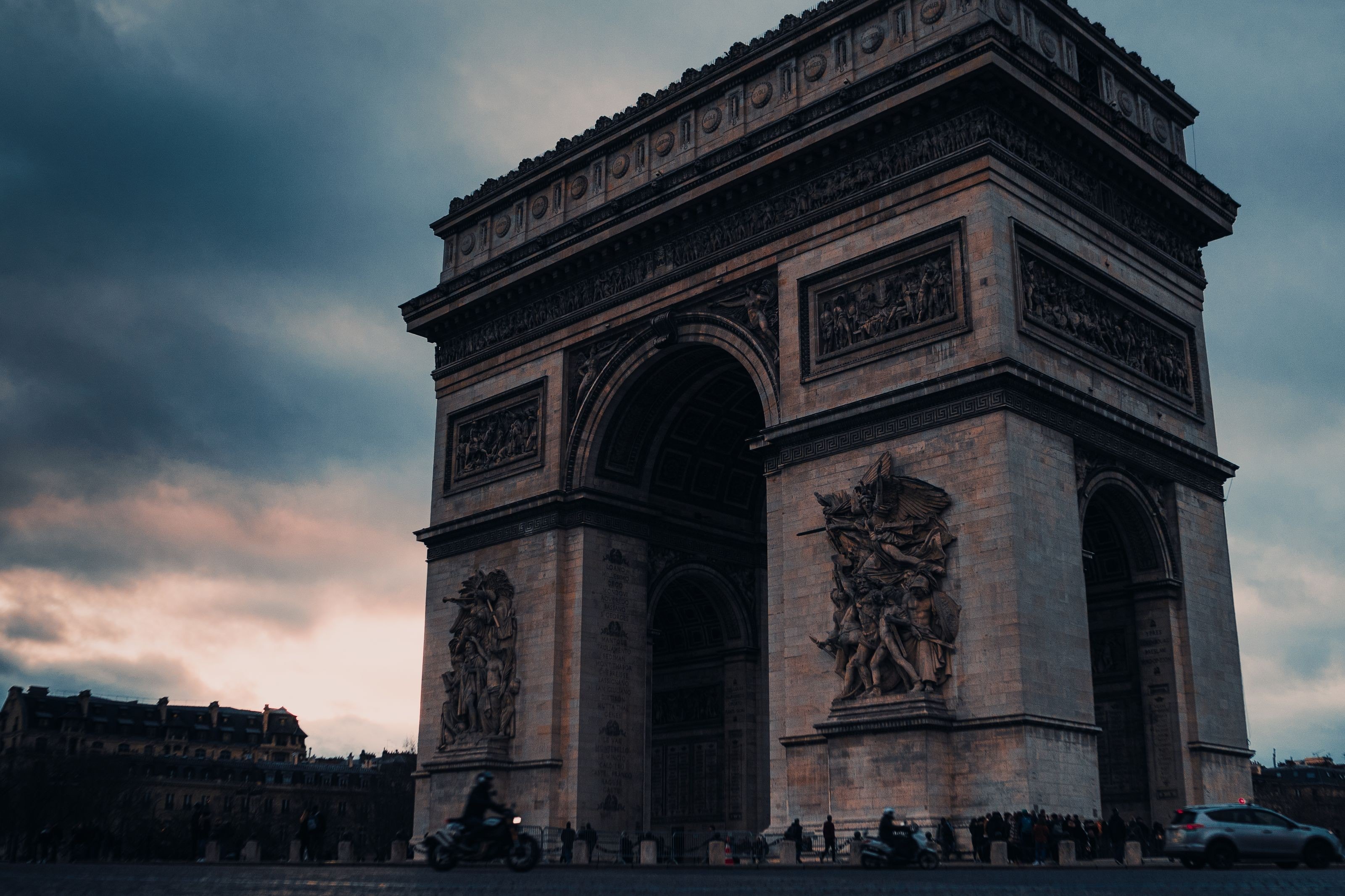 L'Arc de Triomphe au crépuscule, circulation au premier plan