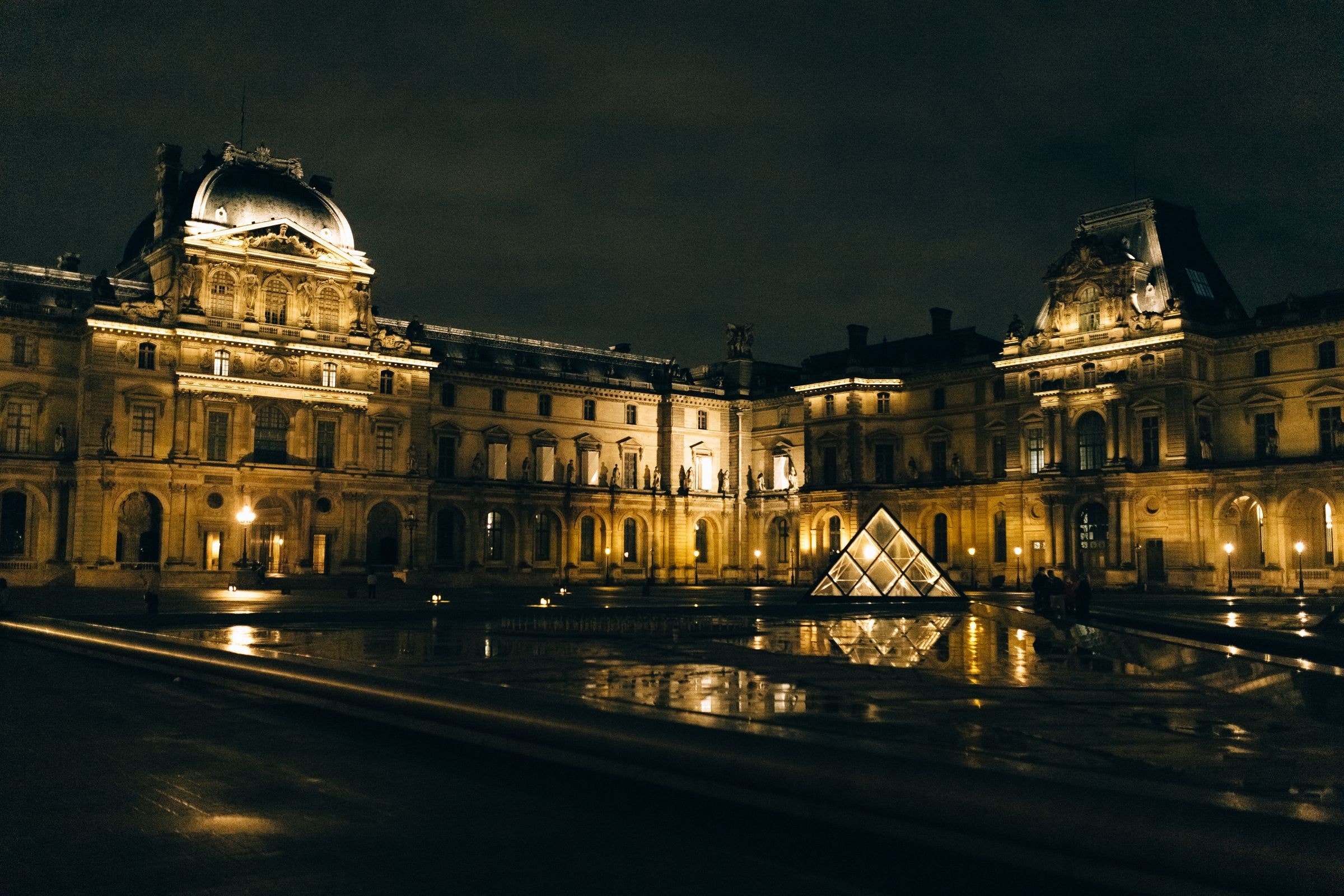 La pyramide du Louvre de nuit, les façades éclairées