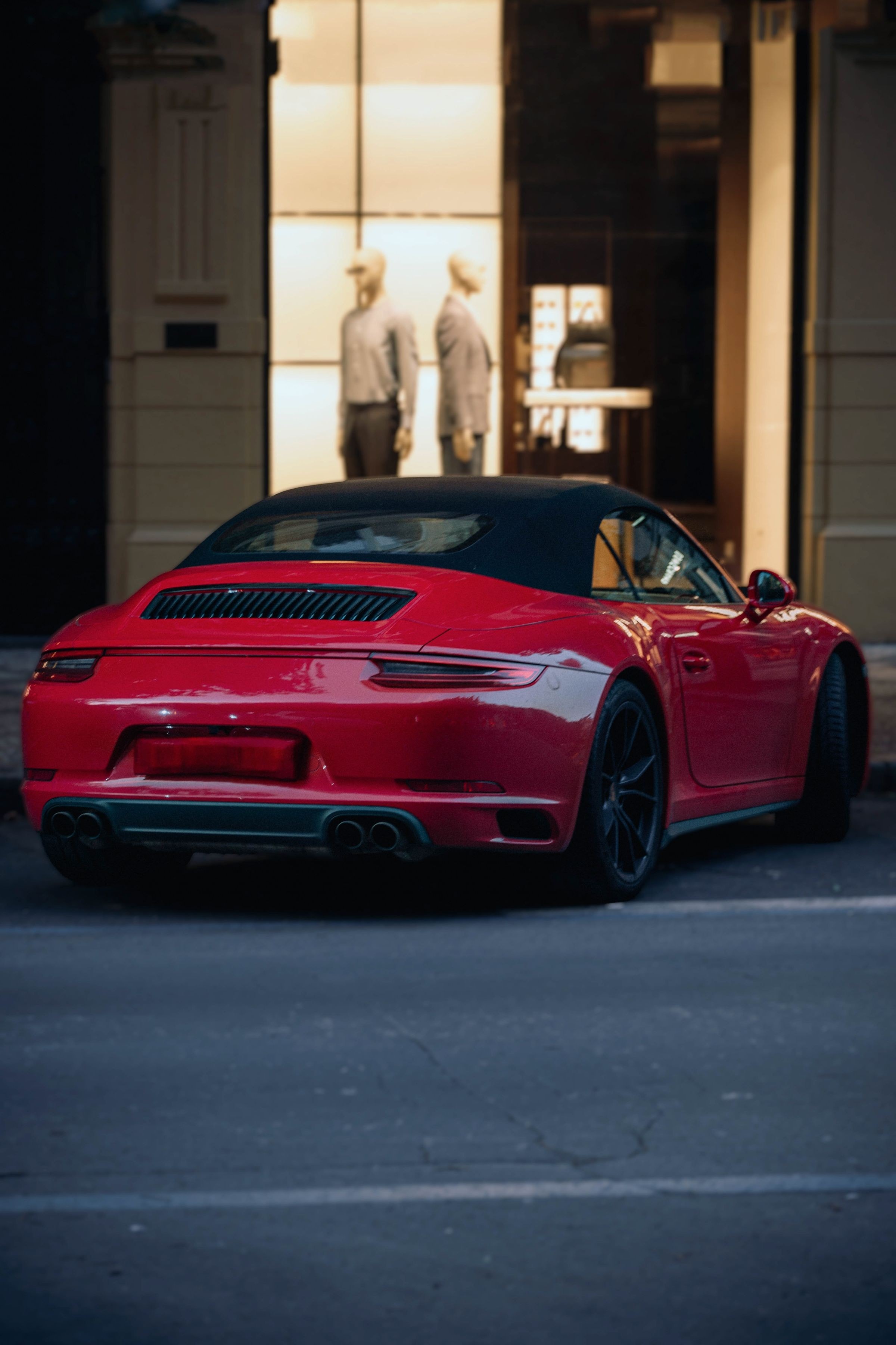 Cabriolet de sport rouge stationné en ville, en fin de journée